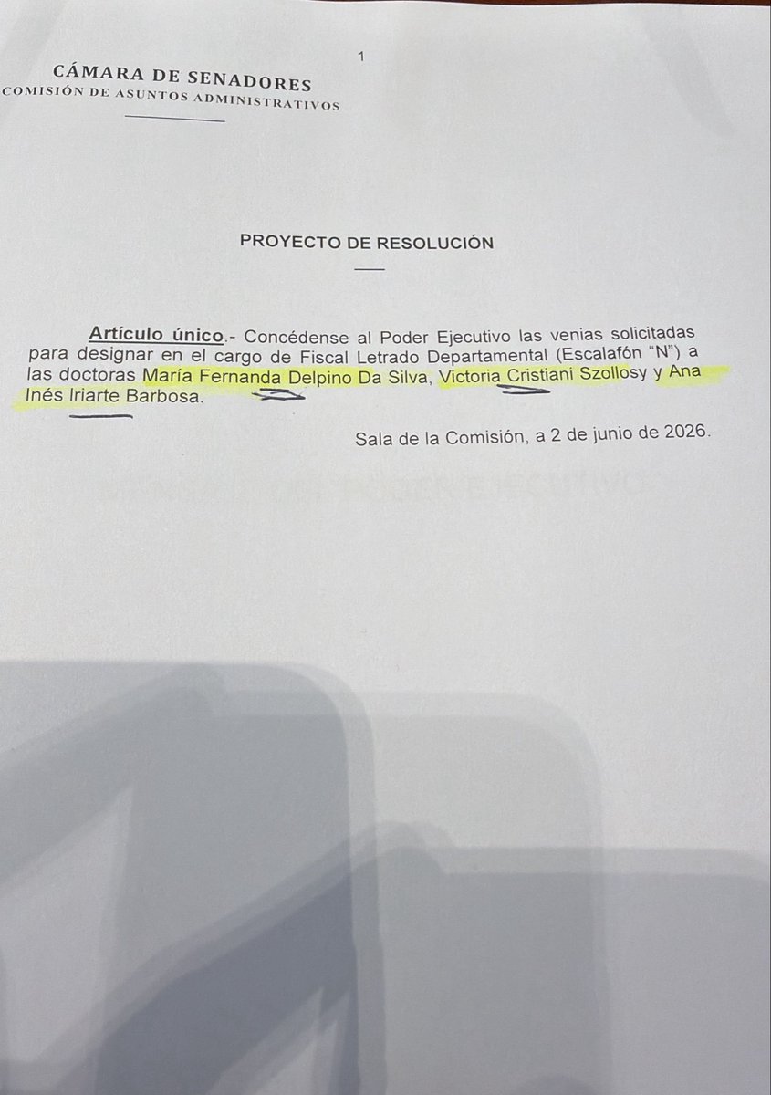 AndresOjedaOk's tweet photo. Fiscales importantes NO designados!

En un hecho sin precedentes y sin explicaciones, la bancada del Gobierno votó mandar otra vez a comisión la venia de designación de tres fiscales letradas departamentales, postergándola indefinidamente. 

Esto es GRAVE, hay fiscalías acéfalas, se necesitan estas venias como el aire, esto nunca pasó y se hace sin ninguna explicación, da lugar a todas las suspicacias. 

Ojalá no sea una represalia contra la Fiscal General que tanto quieren sacar, retaceándole lo básico para funcionar. 

Les dejo mis palabras en el @SenadoUy