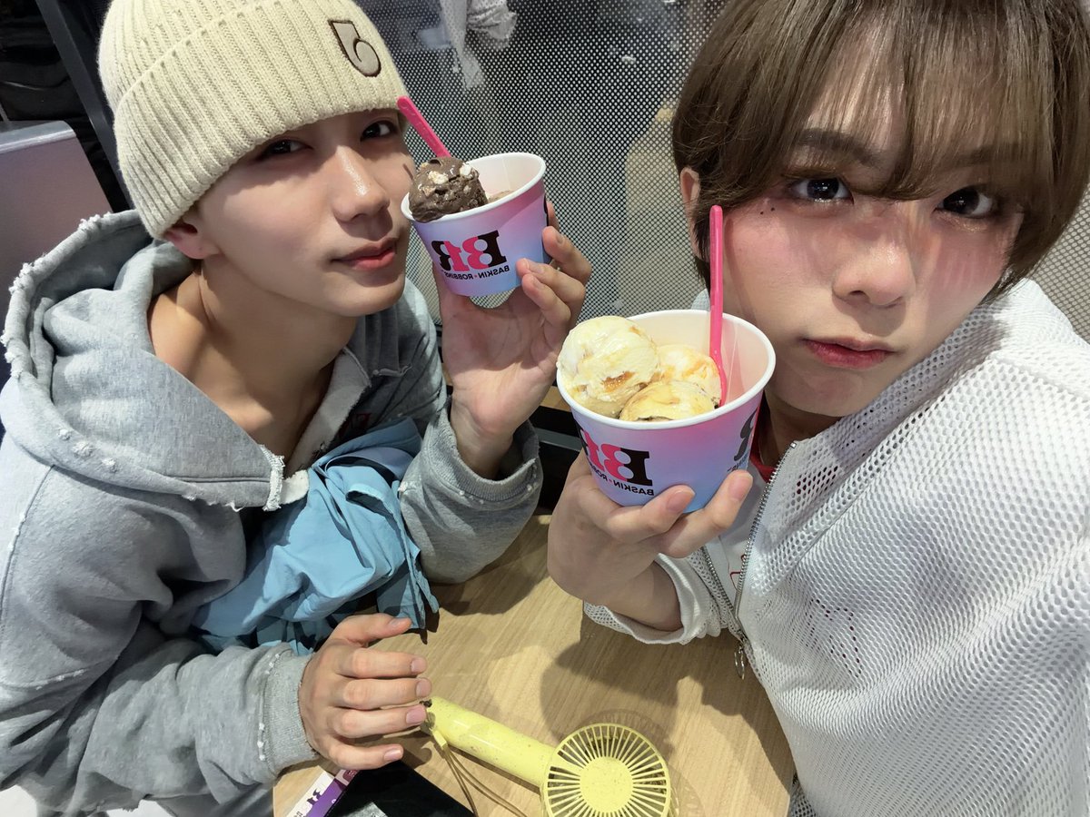 achu_subdayo's tweet photo. ボイトレ後に食べた山田とのサーティワン🧡💚
こちら本日のPlog(Photo Blog)です。 https://t.co/oFlLmrGzWN