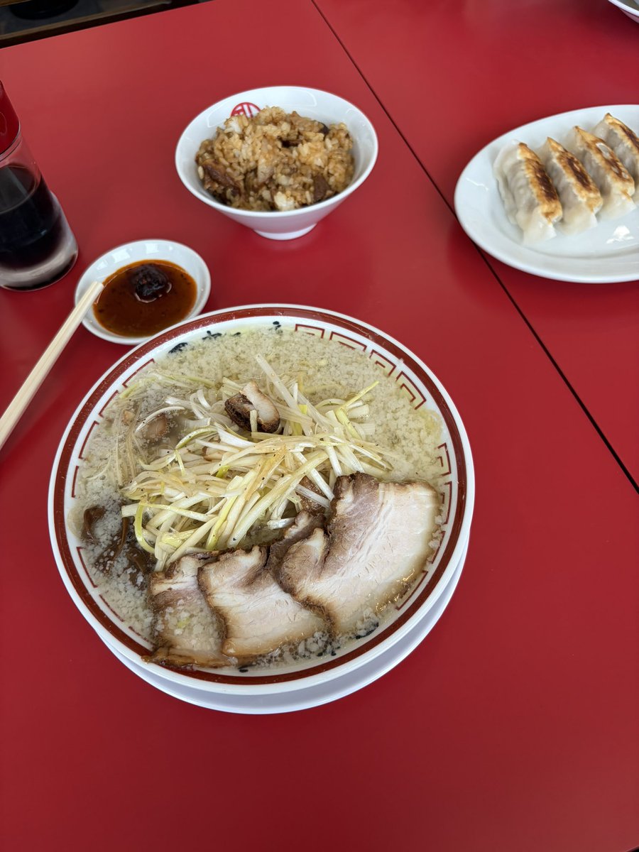 furu_x3's tweet photo. 中華そば専門 田中そば店 塩釜店
ネギそば + 特製肉めし + 特製ぎょうざ
久しぶりの田中そばはネギそばをこってり背脂で。
香唐をドバドバ入れてしまう。美味かったぁ😋
#中華そば専門田中そば店塩釜店 https://t.co/2cP6kQZapB