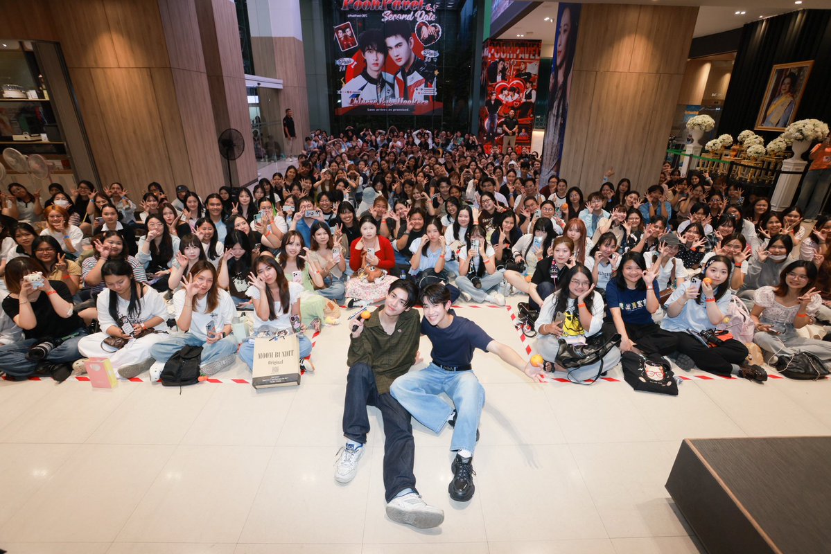 WhenOrangesFall's tweet photo. วันนี้ขอบคุณทุกคนที่มาสนุกกับพวกเรามากๆ นะครับ เป็นยังไงกันบ้าง ส้มหวานพอไหมครับ?
คืนนี้ฝันดีฝันหวานเหมือนส้มน้า 😘🍊🫶🏻
#WhenOrangesFallEP5

“ต้นส้มอยู่บ้านเขา แต่ผลส้มหล่นมาบ้านเราตลอดเลย When Oranges Fall” 
ทุกวันพุธ เวลา 20:30 น. ดูทีวี ช่อง GMM25
ดูย้อนหลัง แอป oneD ที่เดียว เวลา 21:30 น.
#GMMTV