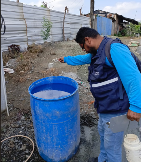 DPS_LosRios's tweet photo. #LosRíos I ¡La prevención continúa!
El personal del Ministerio de Salud Pública, mantiene las acciones de control vectorial mediante la destrucción de criaderos de mosquitos y la fumigación extradomiciliaria en diferentes sectores de los cantones Buena Fe y Valencia. https://t.co/V8nWg7Hq2z