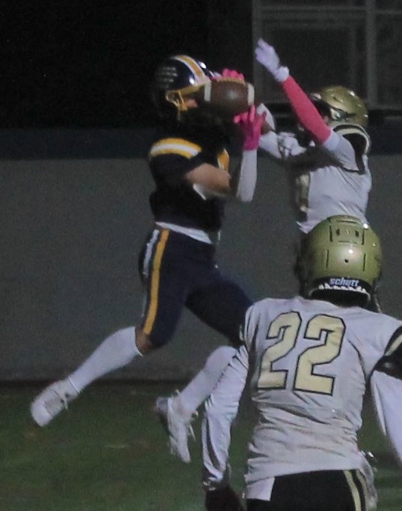 CMFinch2027's tweet photo. Thank you for the write up and film evaluation, @SchwartzAthSpot ๐๐
#ClassOf2027 #ATH #PlayerEval #TwoWayStarter
"A few things immediately stand out with this one because of the overall athleticism and versatility. At receiver, the explosive lower half, foot quickness, and understanding of leverage allow him to create separation throughout the route tree. Dangerous in the red zone and over the middle, he competes at the catch point with strong hands, catch radius, and body control while showing a little moxie and competitiveness throughout the film. Sells routes well, runs a clean double move on the outside, and consistently finds soft spots in zone coverage. Suddenness, short-area burst, and play speed make him a clean athlete in space, with the athleticism to turn designed quarterback runs into chunk gains. Defensively, he is comfortable in both man and zone, understands leverage, stays square, and never takes bad angles. Route recognition and open-field athleticism give him the ability to create turnovers, making him an intriguing two-way athlete whose versatility shows up all over the field."
@PNWSports_ @NwFBRecruits @NW_Spotlight @Forswags @RecruitMatador @ExpoRecruits @N_W_Sports @HerreraRecruits @NWBallers_ @TopPreps @5StarScouting @StirFrySports @SportPrepX @PNWFB @MISTER_F00TBALL @Coach_Heffler @CoachTGilcrist @Coach_Joel_Lamb @Coach_Amakihe @CoachAmoako @David_Josephson