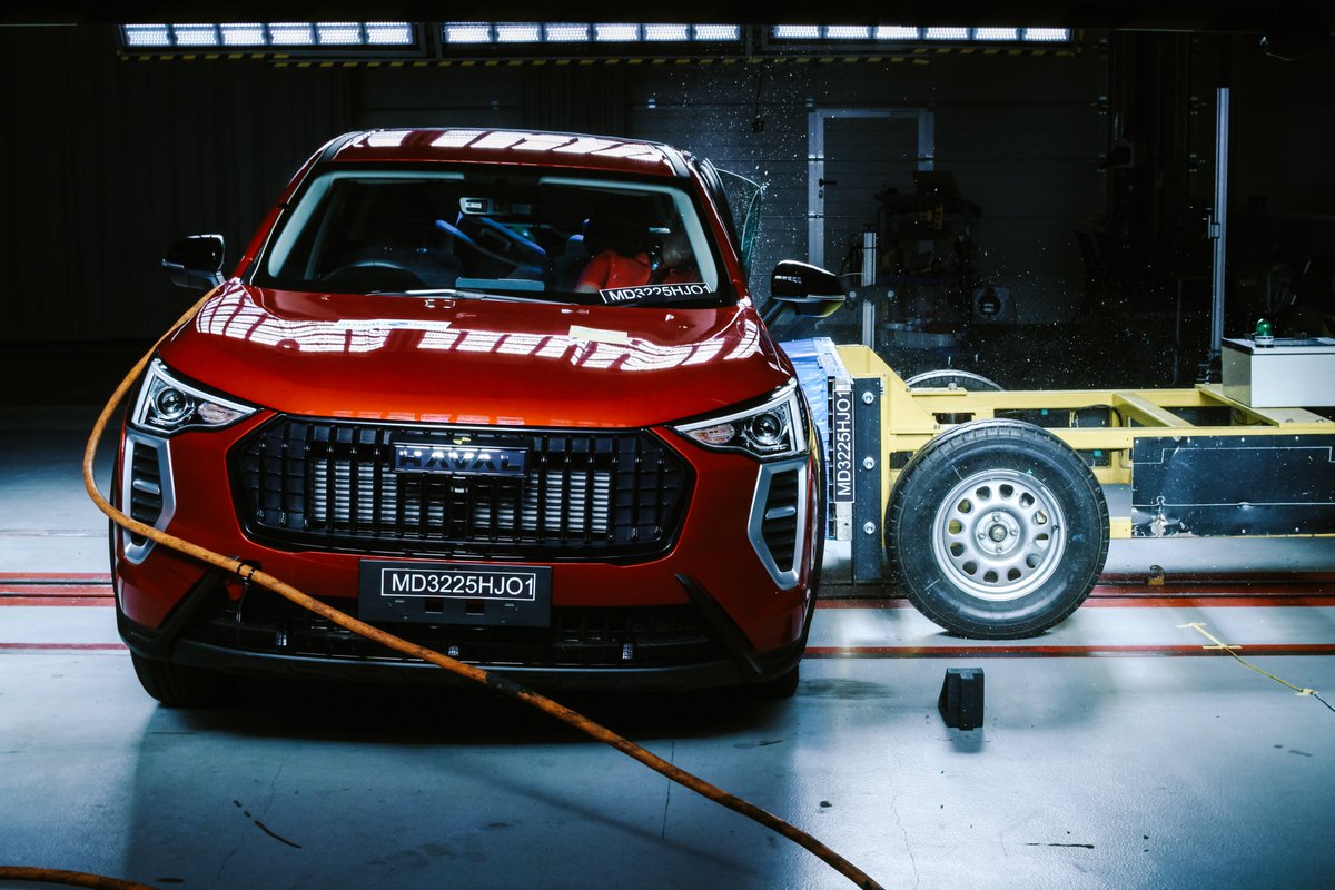 AASouthAfrica's tweet photo. New #SaferCarsForAfrica results are deeply concerning.

The entry-level Kia Sonet scored 1 star for adult occupant protection. The entry-level GWM Jolion scored 2 stars.

South African motorists deserve safer cars and better protection as standard. Safety cannot be optional.

View the full results here: https://t.co/nHxNELR9a0

#RoadSafety #AASouthAfrica