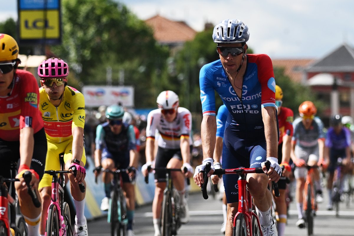 GroupamaFDJ's tweet photo. 🔵⚪️ Clément Braz Afonso revêt une nouvelle fois son maillot de meilleur grimpeur à l'issue d'une journée rapide qui a souri aux baroudeurs à Montrond-les-Bains. 

A very fast stage on the Tour Auvergne-Rhône-Alpes. Clément retains his KOM jersey 👕 https://t.co/zOQG00SJNT