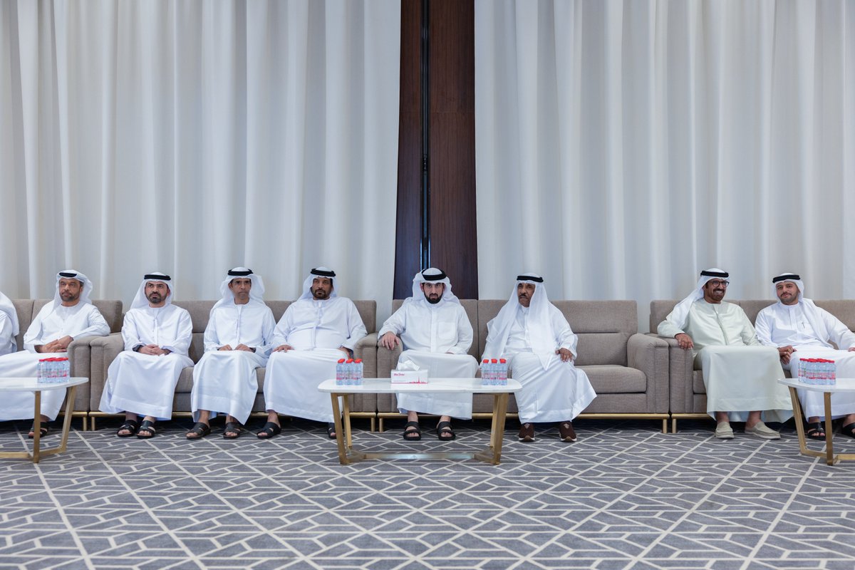 DXBMediaOffice's tweet photo. أحمد بن محمد يقدم واجب العزاء في وفاة آمنة أحمد صالح، وذلك خلال زيارة سموّه مجلس العزاء في دبي. https://t.co/kzzfkNaPaW