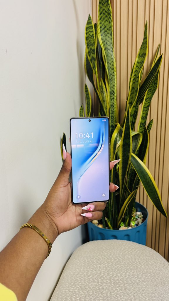 PhoneExpressKe's tweet photo. SAVE BIG🫶

Tecno Camon 40 5G
Color Code: Glacier White🐟
Condition: Pristine💧
Neat🫧
8GB Ram + 8GB Ram
128GB Storage
📺Sleek 6.78 inch Amoled Screen
📸50 Megapixels
🔋5200mAh ( More Power)
📶Physical Dual Sim Cards
📹4K@60fps
🤖Android 15
🗜️179 Grams
⚙️Powered By Mediatek Dimensity 7300 (4nm)
🏷️Free 45 Watts Super Fast Charger + Cable
🏷️Free Premium Silicone Case
🏷️Free Deluxe OG Screen Guard
Delivery Countrywide 📦🚚
21,000ksh
Happy Shopping 🛍️ 🛒