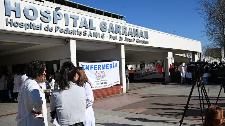 infobae's tweet photo. EL HOSPITAL GARRAHAN LE RECLAMA AL IOMA, LA OBRA SOCIAL DE LA PROVINCIA DE BUENOS AIRES, UNA DEUDA DE $8.278 MILLONES

Una carta enviada a la directora de Prestaciones, Nadia Daciuk, rechaza los motivos de la prestadora para no cancelar la totalidad del saldo y sostiene que el pasivo está respaldado por facturas y documentación que acreditan la deuda. La postura del gobierno bonaerense.

El Hospital de Pediatría “Prof. Dr. Juan P. Garrahan” le envió el martes 8 de junio una carta formal a la directora provincial de Prestaciones del Instituto de Obra Médico Asistencial (IOMA), Nadia Daciuk, en la que desmiente punto por punto los argumentos de la obra social bonaerense para no pagar una deuda que asciende a $8.278.254.990,97 en concepto de capital, sin incluir los intereses devengados desde la mora.

Infobae 📎 https://t.co/w9YXYHvojc