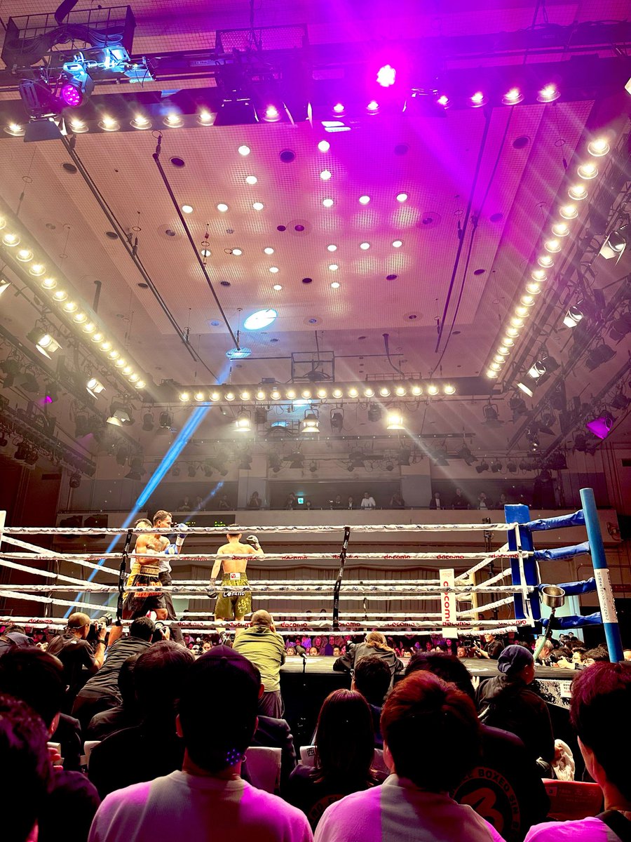 rscproducts's tweet photo. よくお店に来てくれていた少年が、やがてプロボクサーとなり、

いきなりメインイベントに抜擢されたプロデビューの日。

応援に駆けつけた後楽園ホールで、その姿を見ていました。

漫画のストーリーが始まる瞬間を見ているような一日でした。

リングで戦う姿は眩しく、

なおさら感慨深い。

これからどんな物語を描いていくのか。

楽しみで仕方ありません。

プロ初勝利、おめでとう。

#藤木勇我
#rscproducts