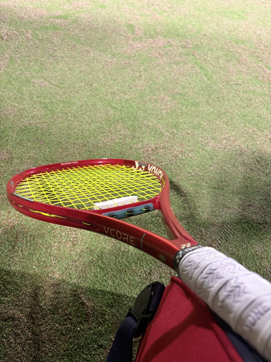 takatennis4030's tweet photo. テンション4P上げ&amp;ヨーク部にレザー入れた感想
打感はテンション上げても柔らかく感じ球を潰す感じがわかる！
スピン量も変わらずしっかりかかるから気持ちよく打てる！
振動も軽減されて自分好みの打感なのでこれは正解だったかなと😄
しばらくこの仕様で使ってみます！！ https://t.co/pe5Fy7GrZk