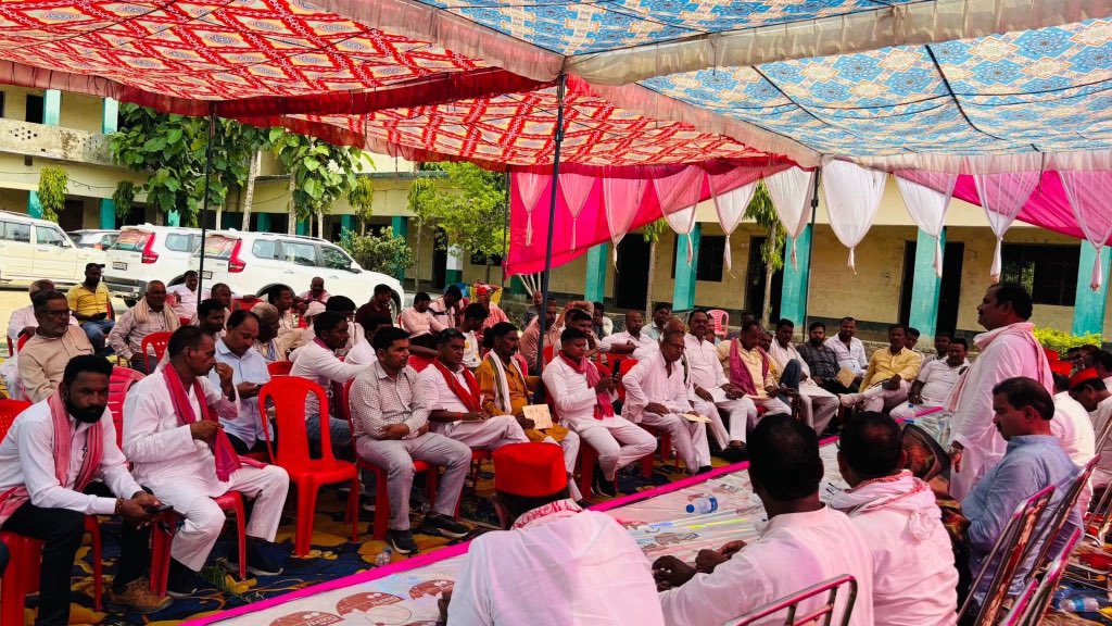 opyadavsp's tweet photo. मा•राष्ट्रीय अध्यक्ष जी के निर्देश पे जनपद महराजगंज के पनियरा विधानसभा के BLA 1,BLA2 एव मतदाता सूची को लेकर समीक्षा बैठक की।
.
.
.
श्री अखिलेश यादव ज़िंदाबाद 
समाजवादी पार्टी ज़िंदाबाद 

#PDA #samajwadiparty #AkhileshYadav @yadavakhilesh https://t.co/AY23b4iKjt