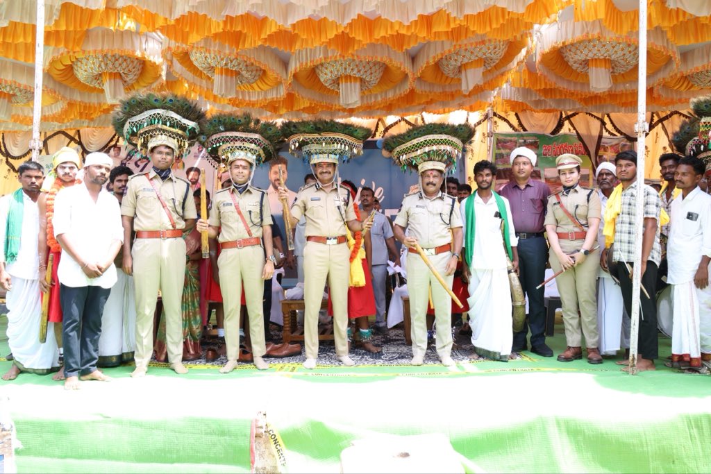 TelanganaCOPs's tweet photo. డీజీపీ శ్రీ సి.వి. ఆనంద్, ఐపీఎస్ ఆదిలాబాద్ జిల్లా పర్యటనలో భాగంగా ప్రజా పాలన ప్రగతి ప్రణాళిక కార్యక్రమంలో పాల్గొని రోడ్డు భద్రత, మాదకద్రవ్యాల నివారణ, సైబర్ నేరాల నియంత్రణపై పలు కీలక అంశాలపై చర్చించారు. హెల్మెట్లను పంపిణీ చేసి ప్రతి ఒక్కరు విధిగా హెల్మెట్ ధరించాలని అన్నారు. https://t.co/Cxx869OrG7