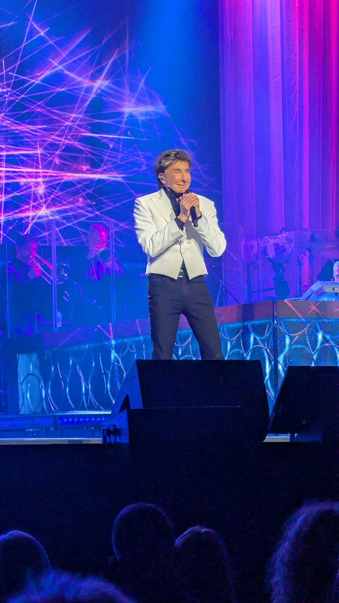 TheCryptic1991's tweet photo. @barrymanilow once again showed to me he is a master showman and thanks to @OVOHydro for yet another amazing experience seeing this legendary singer for the fifth time, second at this amazing venue. 😍😍😍 https://t.co/1V7638iF0P