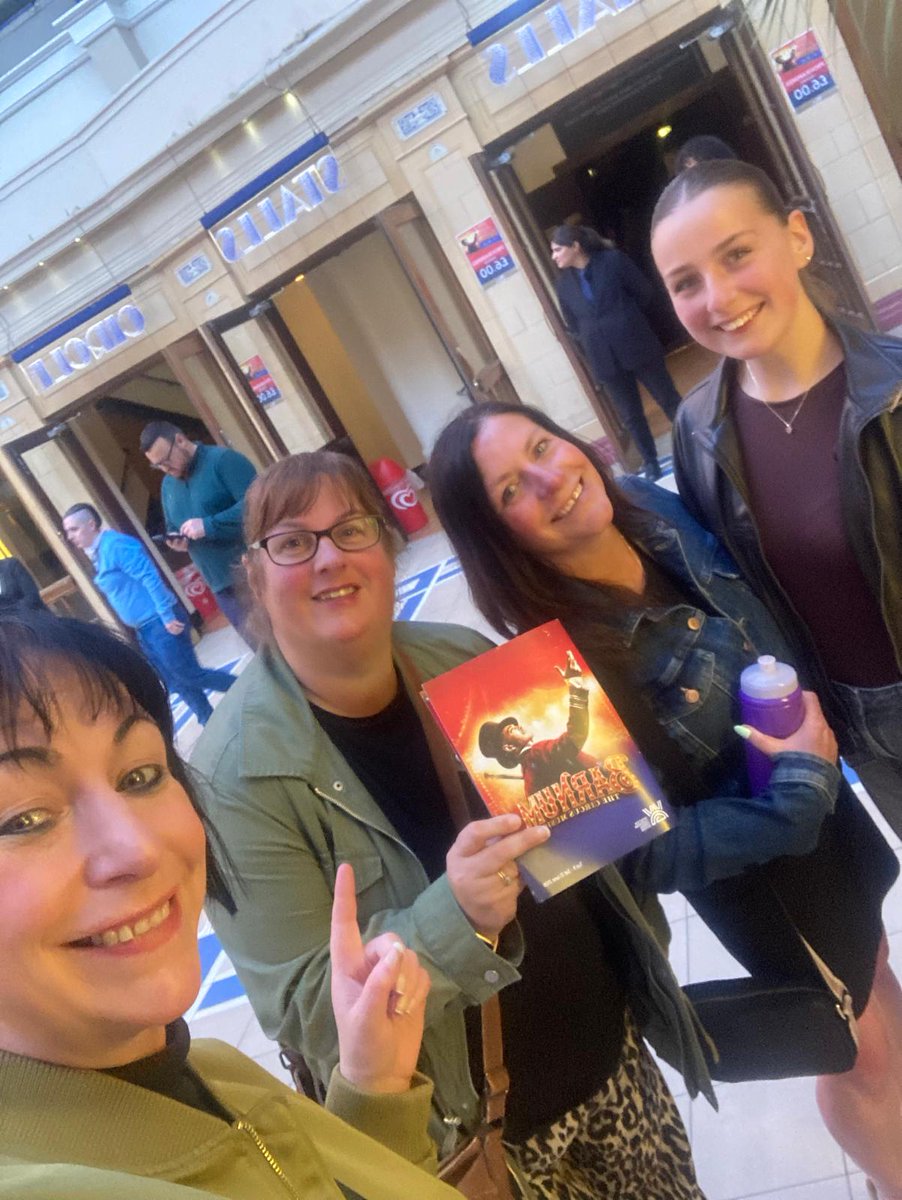 emmapeate's tweet photo. Come follow the band &amp; see Barnum @WGBpl  for a dazzling feast for the eyes and a vibrant carnival of colour that’s an utter delight to watch! Check out my 5 star review, it's a MUST see!
 https://t.co/Hc0kFji2zc https://t.co/32ZNs9yHWY