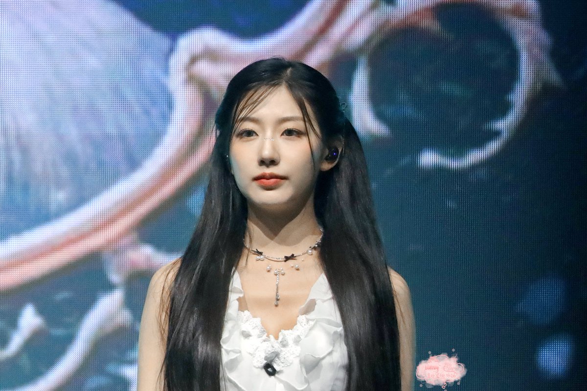 buling21718318's tweet photo. 241201 LOVELYZ 겨울나라으 4 IN TAIPEI

#LOVELYZ #러블리즈 
#YEIN #JEONGYEIN  #정예인 https://t.co/FlH7uS9QPL