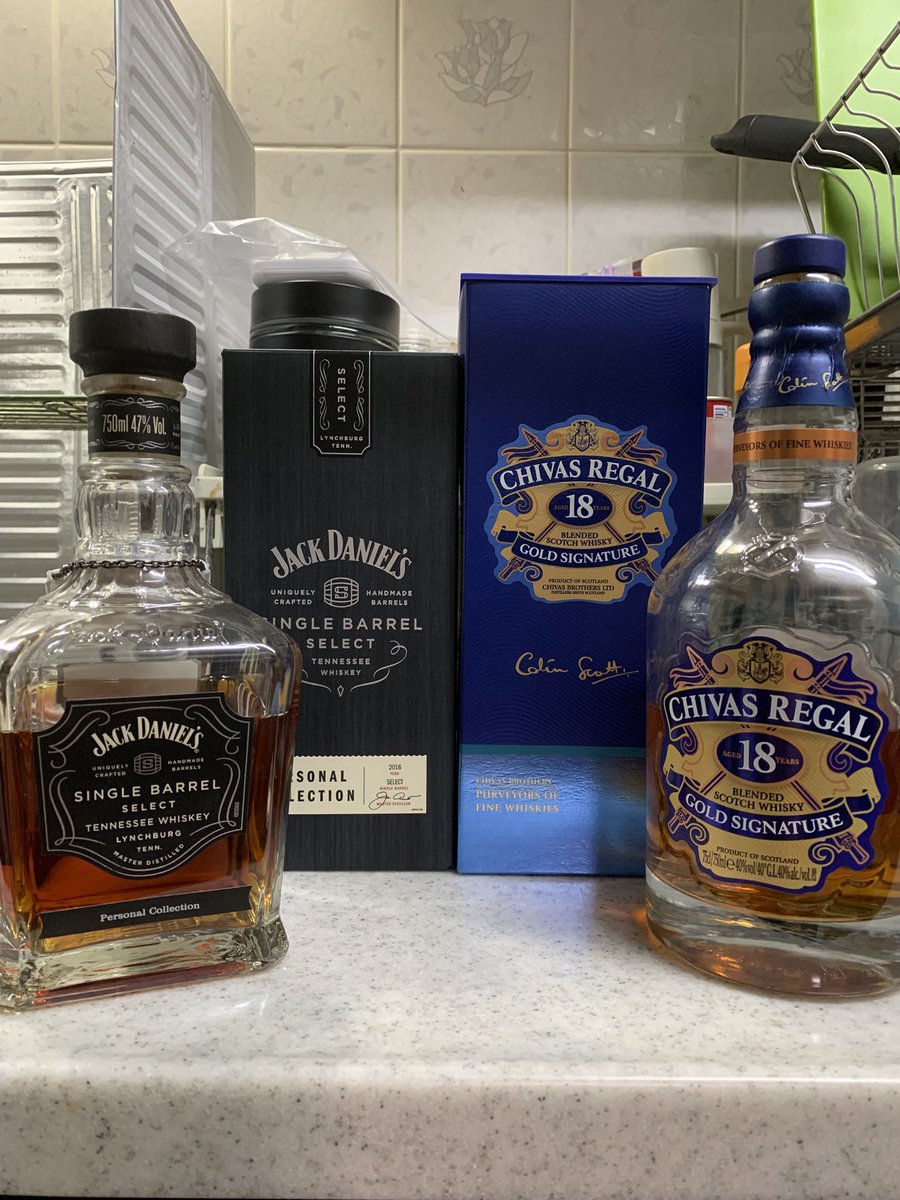 tack_HHB_HBL's tweet photo. 晩酌
#ウイスキー
#chivasregal aged 18 years
#JackDaniel 's.single barrel select.personal collection.
18年ともなるとカドもほぼ立たずまろやかandスッキリ
single barrelもスルスルいけて喉越し丸い感じ
うまーーー https://t.co/5IHRrvw7lb
