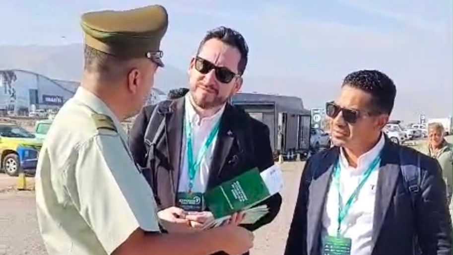 CarabAntof's tweet photo. 🚔 Personal de la Oficina @CarabMicc de la 5ª Comisaría de #Antofagasta realiza campaña preventiva en los alrededores de #EXPONOR, entregando recomendaciones de seguridad para prevenir el robo de especies y accesorios desde vehículos🚗✅ . https://t.co/D8pNpzeHdL