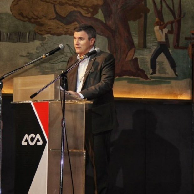 clarincom's tweet photo. EL AUTOMOVILISMO ARGENTINO REACTIVÓ EL DEBATE SOBRE EL POSIBLE REGRESO DE LA F1

La entrega de premios a los campeones argentinos de automovilismo 2025 en la sede del Automóvil Club Argentino volvió a instalar la posibilidad de que la Fórmula 1 regrese al país. El presidente del ACA, César Carman, vinculó ese interés con el presente de Franco Colapinto y dijo que ve “un buen ambiente” para avanzar con el proyecto.

Carman destacó que “miles de argentinos” quieren volver a ver la F1 en Argentina y señaló el apoyo de sectores públicos y privados, mientras continúan las obras en el autódromo Oscar y Juan Gálvez. La ceremonia también reconoció a pilotos y equipos de distintas categorías, con Matías Rossi, campeón del TC2000, y Leonel Pernía, campeón del TCR South America, entre las figuras destacadas.

(+) en Clarín: https://t.co/pY6FsdAs45