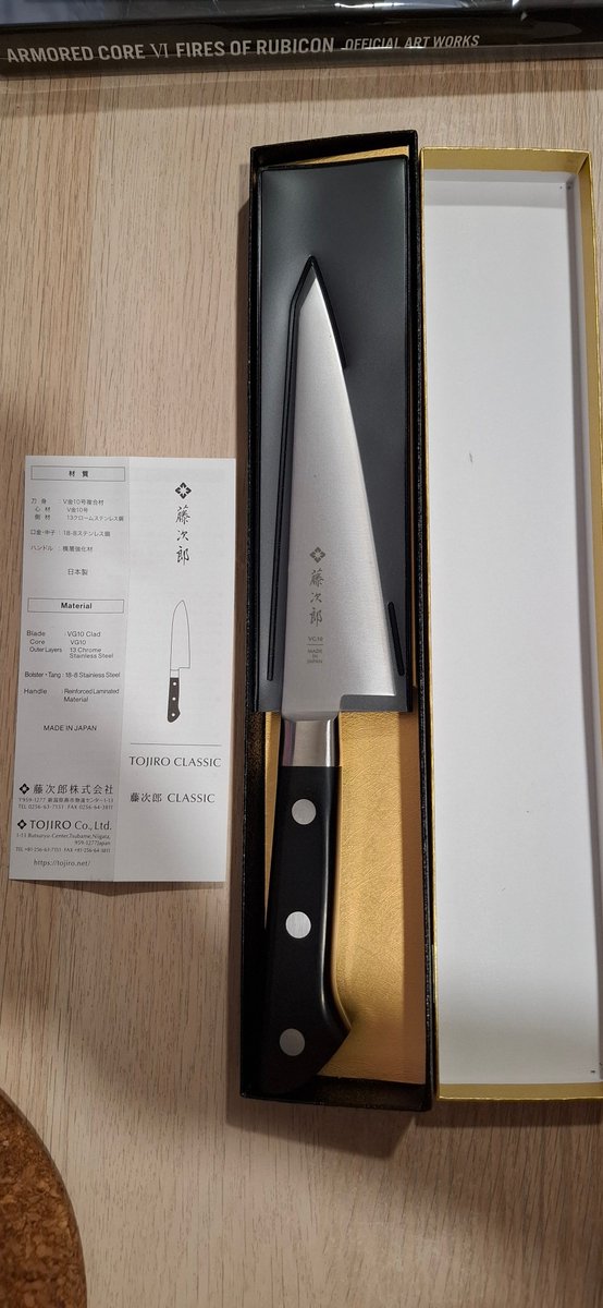 fwcg_martil's tweet photo. 最近去日本買的東西越來越怪了(?
第一把是挑了挑決定買了之後被 @Daemmer1  買單說要送我的骨スキ😭😭
然後是逛機場的時候翻到的AC6設定集
在天空樹茶專門店買的綠茶跟糖果專賣店買的小糖果(看隔壁兩個爸爸挑了一堆糖果餅乾 草 https://t.co/HGbzaik857