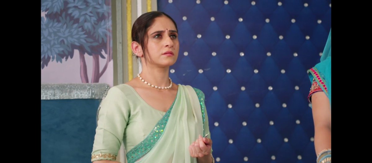 niranpeteblis's tweet photo. the way sameer is looking at rimjhim without break, rim focused on bua maa and mohini at sameer🤣🤣🤣🤣

#rimjhim https://t.co/IuRhICHPk1