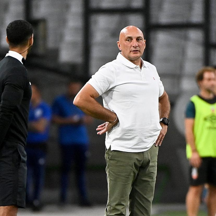 ManuMerceron's tweet photo. Dans cette recherche de coach du #FCNantes, un tournant majeur, l'effondrement inattendu début mai de la piste Pantaloni. Le dernier rdv dans les bureaux parisiens s'est mal passé, alors que tout avait bien fonctionné depuis la mi Avril. Il a fallu TOUT reprendre à zéro tellement les Kita pensaient que ce serait lui, car malgré ce qu'on peut lire, oui ce dossier était avancé. Ensuite ? Le désert, le doute, l'interrogation, FK prend en pleine tête la non-attractivité du FCN... Et de grosses dissensions entre le père et le fils encore. Cet été laissera des traces. WK a sondé ses habituels grognards tels qu'Antonetti, mais rien de rien. Puis une piste surgit il y a quelques jours, elle met tout le monde d'accord : Philippe Montanier; il échange même avec les Kita, mais rien à faire, il ne se laisse pas séduire par le projet L2, il ne veut pas revivre des matchs de coupe toutes les semaines comme avec Sainté... On est à moins de 3 semaines de la reprise. Le clan MDZ pousse, comme en novembre pour l'après Castro. Franck Kita se laisse tenter, pas Waldemar, et ça coince encore. Mais cette fois, MDZ va signer, à moins de 2 semaines de la reprise, et sans enthousiasme de la part de WK. Un choix par défaut. Bien l'impression que le #FCNantes n'a pas fini sa dégringolade, et n'a pas touché le fond.