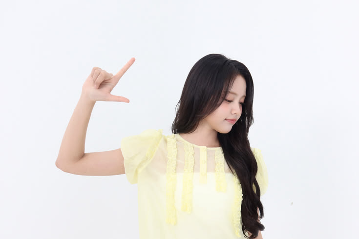 kokooonut_'s tweet photo. coba deh kalian liat perbedaan ini, jujur carmen selalu pantes cocok pake baju apa aja, gua malah seneng ngeliat perkembangan carmen soal apa aja, jadi tolong jangan mancing para hatters buat masalah baju mulu, selagi bukan donatur dilarang ngatur, tunggu 10 tahun lagi #Carmen https://t.co/vJvUAHjkH0