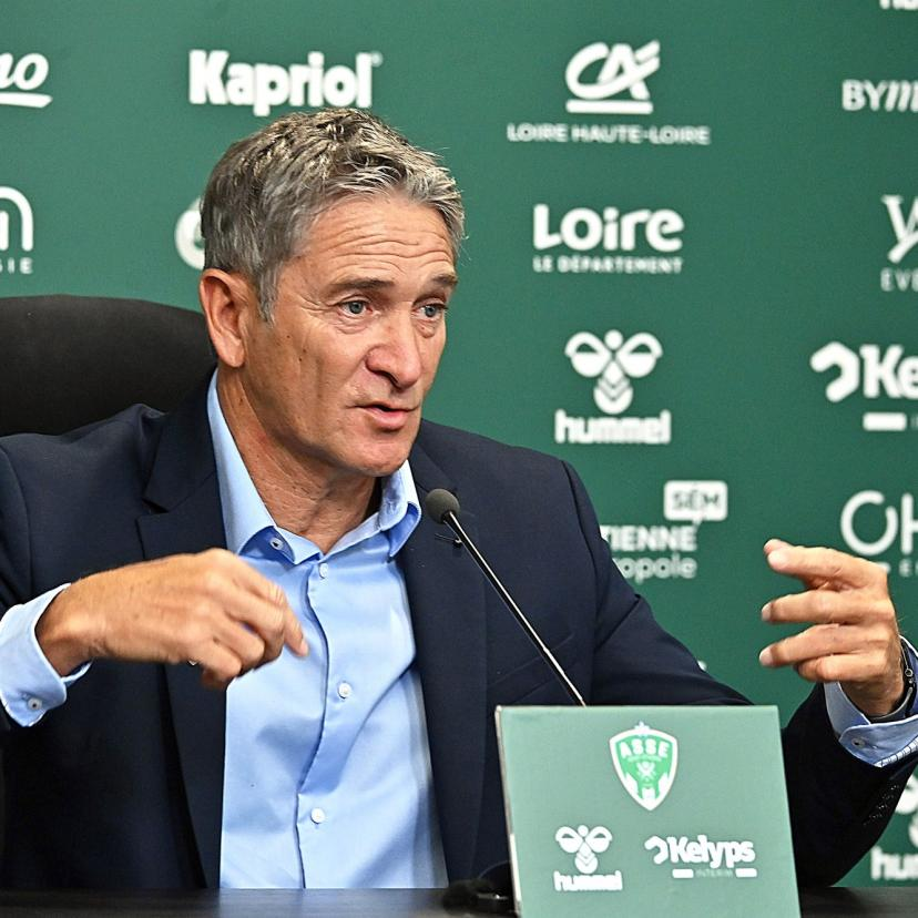 ManuMerceron's tweet photo. Dans cette recherche de coach du #FCNantes, un tournant majeur, l'effondrement inattendu début mai de la piste Pantaloni. Le dernier rdv dans les bureaux parisiens s'est mal passé, alors que tout avait bien fonctionné depuis la mi Avril. Il a fallu TOUT reprendre à zéro tellement les Kita pensaient que ce serait lui, car malgré ce qu'on peut lire, oui ce dossier était avancé. Ensuite ? Le désert, le doute, l'interrogation, FK prend en pleine tête la non-attractivité du FCN... Et de grosses dissensions entre le père et le fils encore. Cet été laissera des traces. WK a sondé ses habituels grognards tels qu'Antonetti, mais rien de rien. Puis une piste surgit il y a quelques jours, elle met tout le monde d'accord : Philippe Montanier; il échange même avec les Kita, mais rien à faire, il ne se laisse pas séduire par le projet L2, il ne veut pas revivre des matchs de coupe toutes les semaines comme avec Sainté... On est à moins de 3 semaines de la reprise. Le clan MDZ pousse, comme en novembre pour l'après Castro. Franck Kita se laisse tenter, pas Waldemar, et ça coince encore. Mais cette fois, MDZ va signer, à moins de 2 semaines de la reprise, et sans enthousiasme de la part de WK. Un choix par défaut. Bien l'impression que le #FCNantes n'a pas fini sa dégringolade, et n'a pas touché le fond.