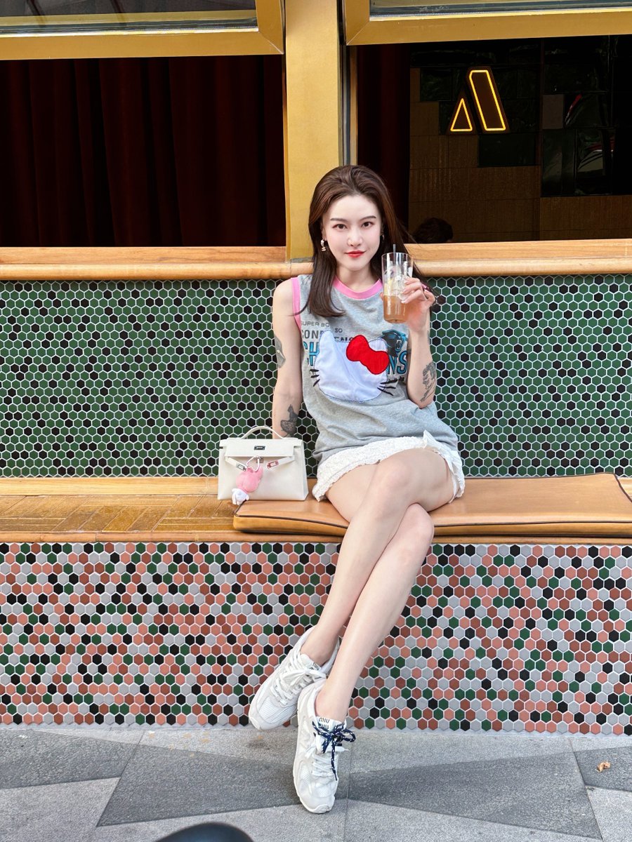 libingbing52086's tweet photo. A glass of iced drink, a ray of sunshine, and a good mood. Life is about pampering yourself. #StreetStyle #LifestyleAesthetics #SelfPampering #RefreshingSummer #FashionOutfit https://t.co/vtLlelQo9V