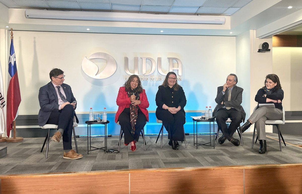 UDLA_CL's tweet photo. 📸Con la exposición de la ministra May Chomali del @MinisterioSalud, inició hoy en Universidad de Las Américas #UDLA el conversatorio y lanzamiento proyecto del libro “Alma-Ata 50 años (2028): Avances y Desafíos de la Atención Primaria de Salud”, de la Facultad @SaludSocUDLA https://t.co/qMacoSC5Yv