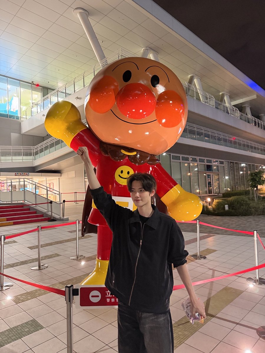 daeng_JM's tweet photo. 일본에서 워홀하는 친구 만나서 몬자야끼도 먹고
다 먹고 산책도 하고
걷다 보니 조금 무서운 호빵맨 자만추해서 사진도 찍고 일본에서 친구 만나기 끝~

일본 갔을 때 있었던 일 사진 보내주고 설명해주는 강군 귀여워ꯁ
#민희버블 https://t.co/SCoznxrjKo