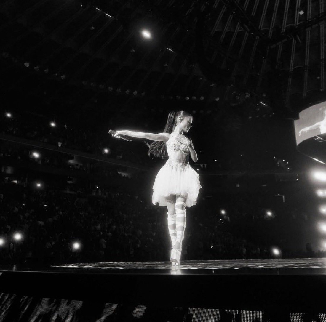 dairiuswav's tweet photo. Ariana Grande gained a massive 39,997,839 streams on Spotify yesterday across all credits! 

She is currently pacing to hit 40 Million daily streams consistently. https://t.co/hEa7Z83tgY