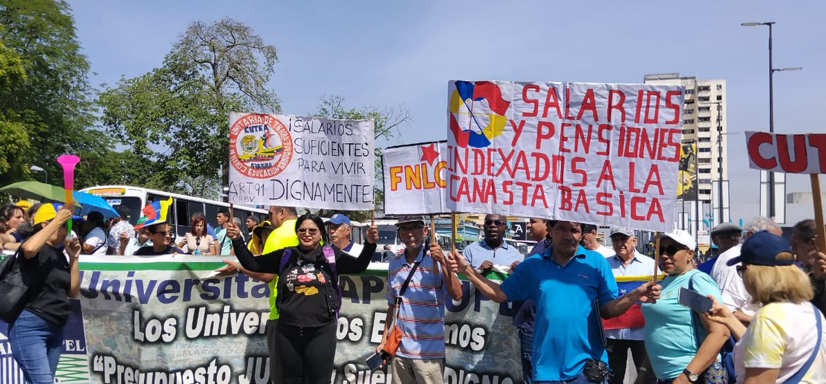 _TribunaPopular's tweet photo. #AHORA Trabajadores de la educación se concentran en la Plaza Bicentenaria de Maracay en respaldo al paro magisterial convocado para este #10Jun https://t.co/0N4TSn1d4C