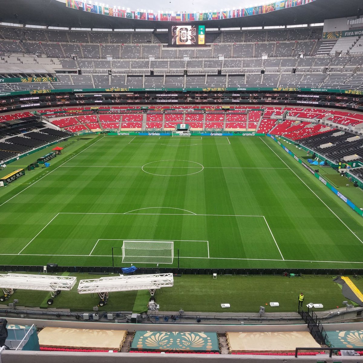 Ark_Nes's tweet photo. Literalmente es una alfombra la cancha del Estadio Azteca a 24 horas del inicio del Mundial. https://t.co/JUstXcvpQ4