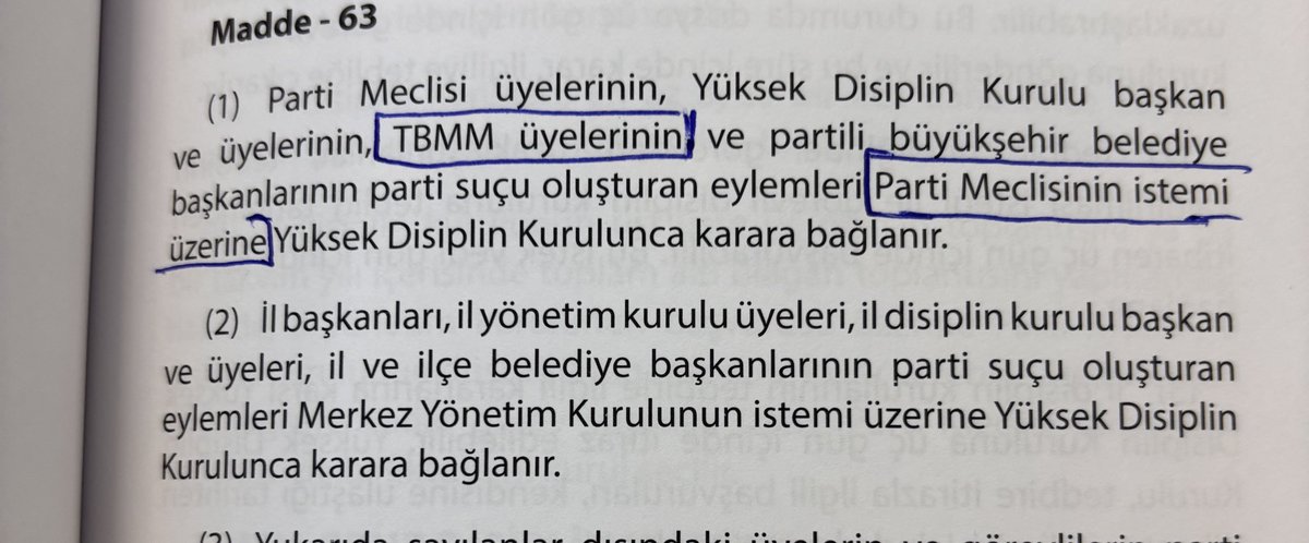 Politiktaban's tweet photo. 📰 CHP’de MYK’nın 9 ismi Yüksek Disiplin Kurulu���na sevk etmesi, parti içindeki tartışmaları yeni bir boyuta taşıdı.

Aralarında Ali Mahir Başarır, Gökhan Günaydın, Ensar Aytekin, Veli Ağbaba, Burhanettin Bulut, Özgür Karabat, Umut Akdoğan, Turan Taşkın Özer ve Nurhayat Altaca’nın bulunduğu isimler, MYK kararıyla kesin ihraç talebiyle YDK’ya sevk edildi.

🔍 Politik Veri Analizi

• Tartışmaların odağında ihraçlardan çok MYK’nın yetkisi bulunuyor. Ancak gözden kaçan nokta şu: MYK doğrudan ihraç kararı vermedi, dosyaları karar mercii olan YDK’ya gönderdi.

• CHP Disiplin Yönetmeliği milletvekilleri için özel hükümler içeriyor. Buna rağmen MYK’nın dosyaları YDK’ya göndermesi, mevcut yönetimin parti içi disiplin mekanizmasını işletme iradesi gösterdiği şeklinde yorumlanıyor.

• Mahkeme kararı sonrası göreve gelen bir yönetimin, kendi otoritesine karşı yapıldığını düşündüğü eylemler karşısında hiçbir işlem yapmaması halinde asıl tartışma bu kez “yönetim neden yetkisini kullanmıyor?” sorusu olacaktı.

• Bu nedenle süreç yalnızca disiplin meselesi değil, parti yönetiminin kendi meşruiyetini koruma refleksi olarak da okunuyor.

• Dikkat çeken başka bir ayrıntı ise MYK’nın nihai kararı kendisinin vermemesi. Dosyalar doğrudan YDK’ya gönderildi. Yani son sözü yine parti içindeki bağımsız disiplin mekanizması söyleyecek.

• Bu durum, sürecin kişisel bir hesaplaşmadan çok kurumsal prosedür üzerinden yürütülmeye çalışıldığı tezini güçlendiriyor.

📌 Sonuç

Bugün yaşananları sadece “9 isim disipline sevk edildi” şeklinde okumak eksik kalır.

Asıl mesaj, mahkeme kararıyla oluşan yeni yönetimin artık seyirci kalmayacağı ve parti otoritesini kurumsal mekanizmalar üzerinden işletmeye başlayacağıdır.

YDK’nın vereceği karar ne olursa olsun, MYK’nın attığı bu adım CHP’de uzun süredir devam eden “yetki var mı yok mu?” tartışmasına fiili bir cevap niteliği taşıyor.

Çünkü bir yönetim için en büyük risk karar almak değil, aldığı yetkiyi hiç kullanamamaktır.