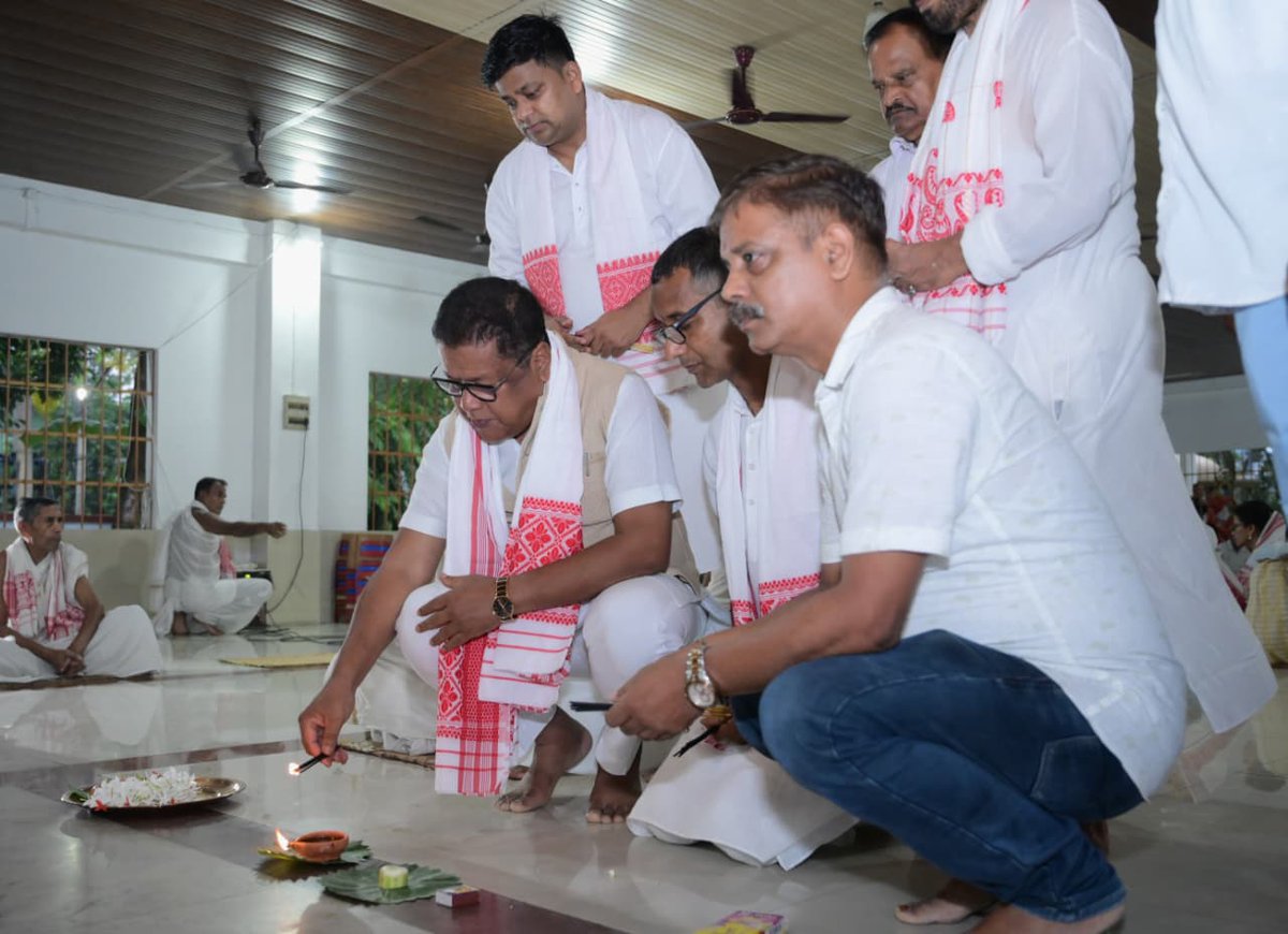 ranojpeguassam's tweet photo. To honour the glorious 12-year journey of people-centric governance, public service, and nation-building under the leadership of Hon’ble PM Shri @narendramodi Ji, India’s longest-serving elected Prime Minister, I lit an earthen lamp and offered a Xorai at the historic Tongora Satra in Rukminigaon, Guwahati, praying for his good health, long life, and continued leadership in building a #ViksitBharat.
@himantabiswa 
@BJP4Assam