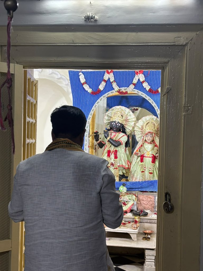 MLAMANISH330's tweet photo. माँ भारती की सेवा को समर्पित, यशस्वी प्रधानमंत्री आदरणीय श्री नरेंद्र मोदी जी के देश के सबसे लंबे समय तक निर्वाचित प्रधानमंत्री बनने के ऐतिहासिक एवं गौरवशाली अवसर पर आज पडरौना स्थित राजपरिवार द्वारा स्थापित प्राचीन श्री राधा वल्लभ मंदिर में विधिवत पूजन-अर्चन एवं आरती कर https://t.co/rb0RlzmUDg