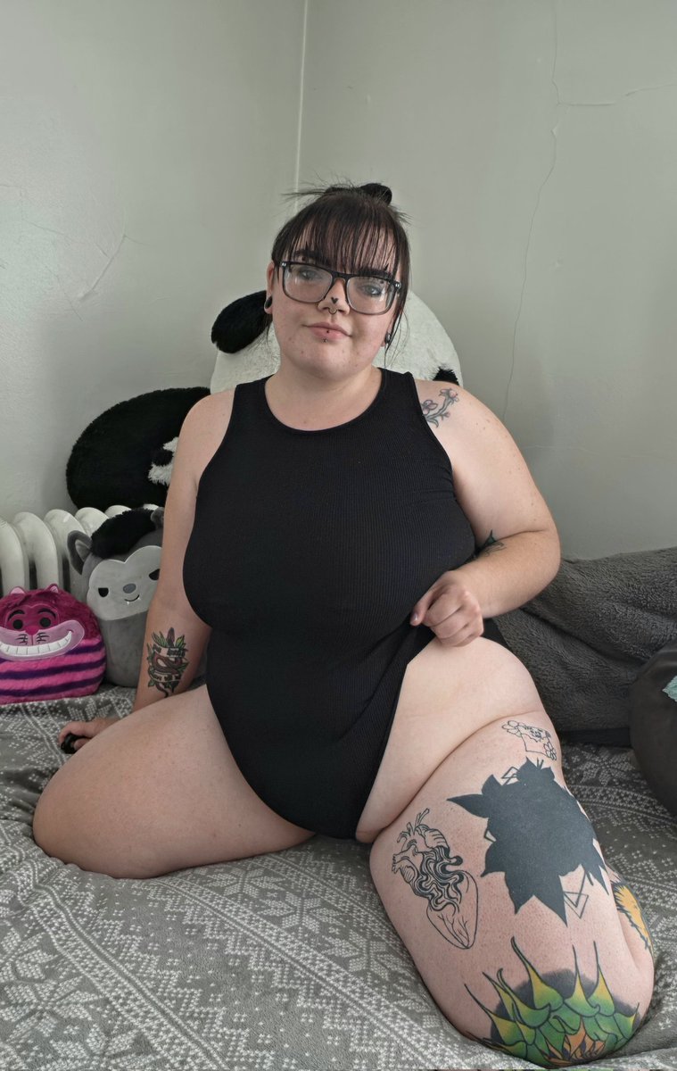 EmberDoesStuffs's tweet photo. I love that these show off my tattoos 😍 https://t.co/ZfDE535fxx