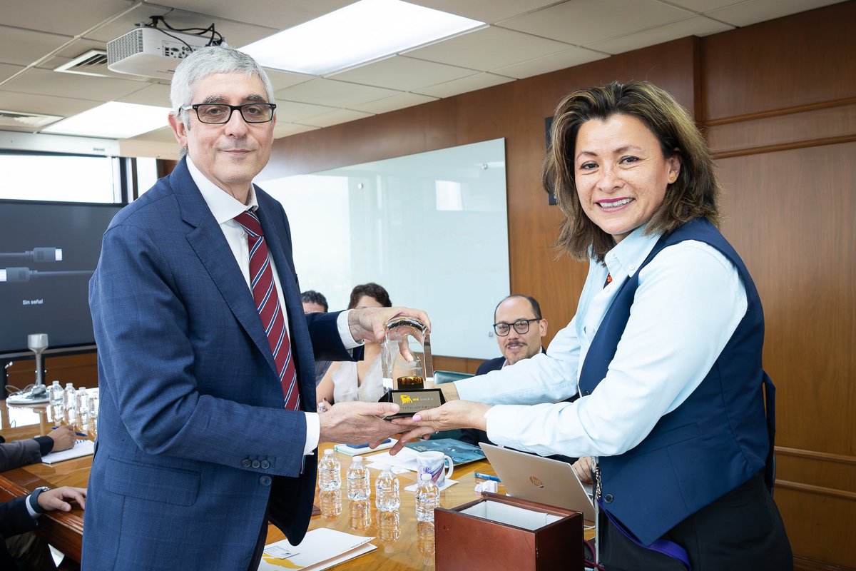 IMPetroleo's tweet photo. Nuestra Directora General, la Dra. @ElizabethMar_J, sostuvo una reunión con Massimo Insulla, Director General de ENI México, en la que dialogaron sobre temas relevantes para el sector energético.

Este tipo de encuentros fortalecen el intercambio de ideas para la colaboración. https://t.co/tUn2hPEo12