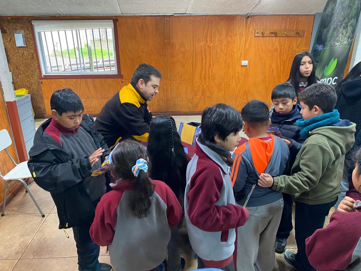 conaf_araucania's tweet photo. 🌎🌿 En el Día Mundial del Medio Ambiente, #CONAF participó junto a estudiantes de Selva Oscura, comuna de #Victoria, promoviendo la educación ambiental y la prevención de incendios forestales.

🔥🌳 Cuidar nuestro entorno es una tarea de todos.

#DíaMundialDelMedioAmbiente https://t.co/SzWeJJAI22