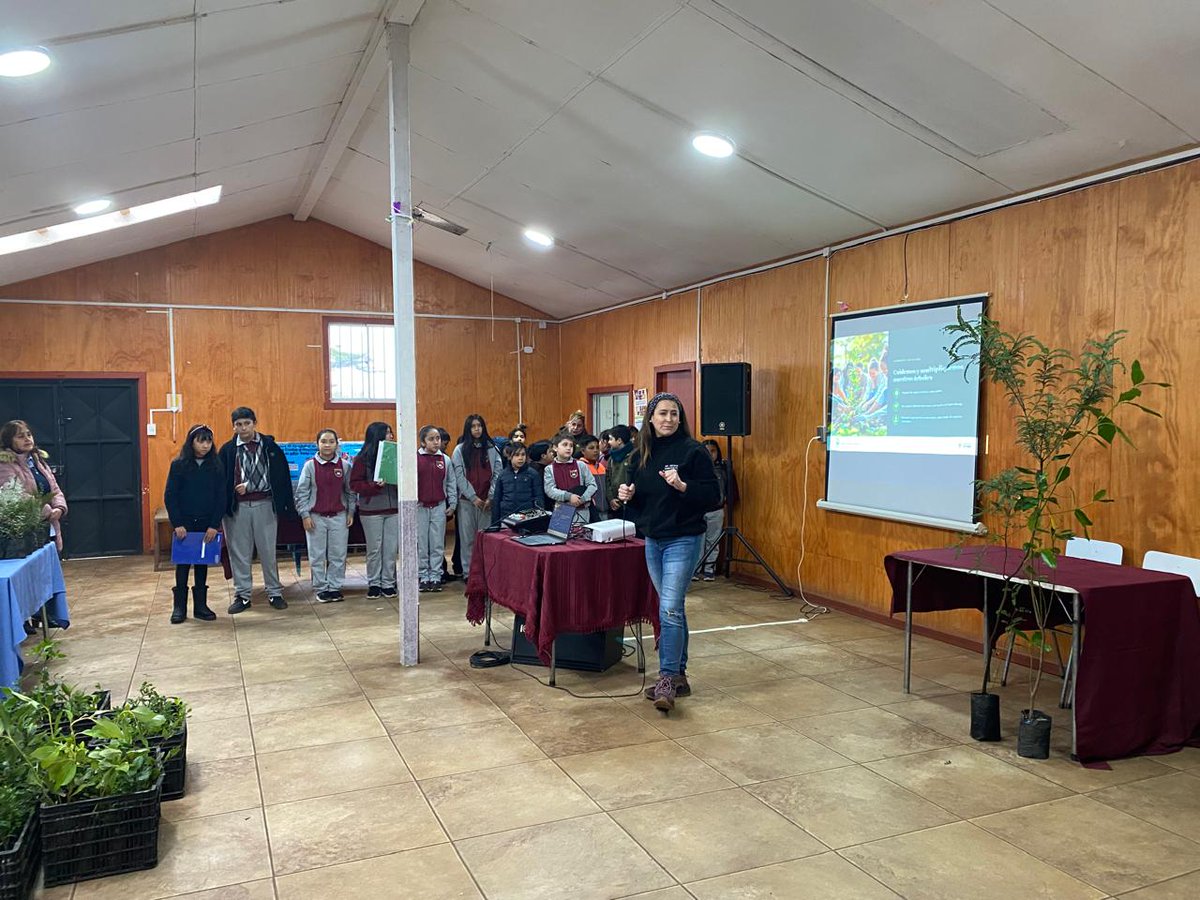 conaf_araucania's tweet photo. 🌎🌿 En el Día Mundial del Medio Ambiente, #CONAF participó junto a estudiantes de Selva Oscura, comuna de #Victoria, promoviendo la educación ambiental y la prevención de incendios forestales.

🔥🌳 Cuidar nuestro entorno es una tarea de todos.

#DíaMundialDelMedioAmbiente https://t.co/SzWeJJAI22