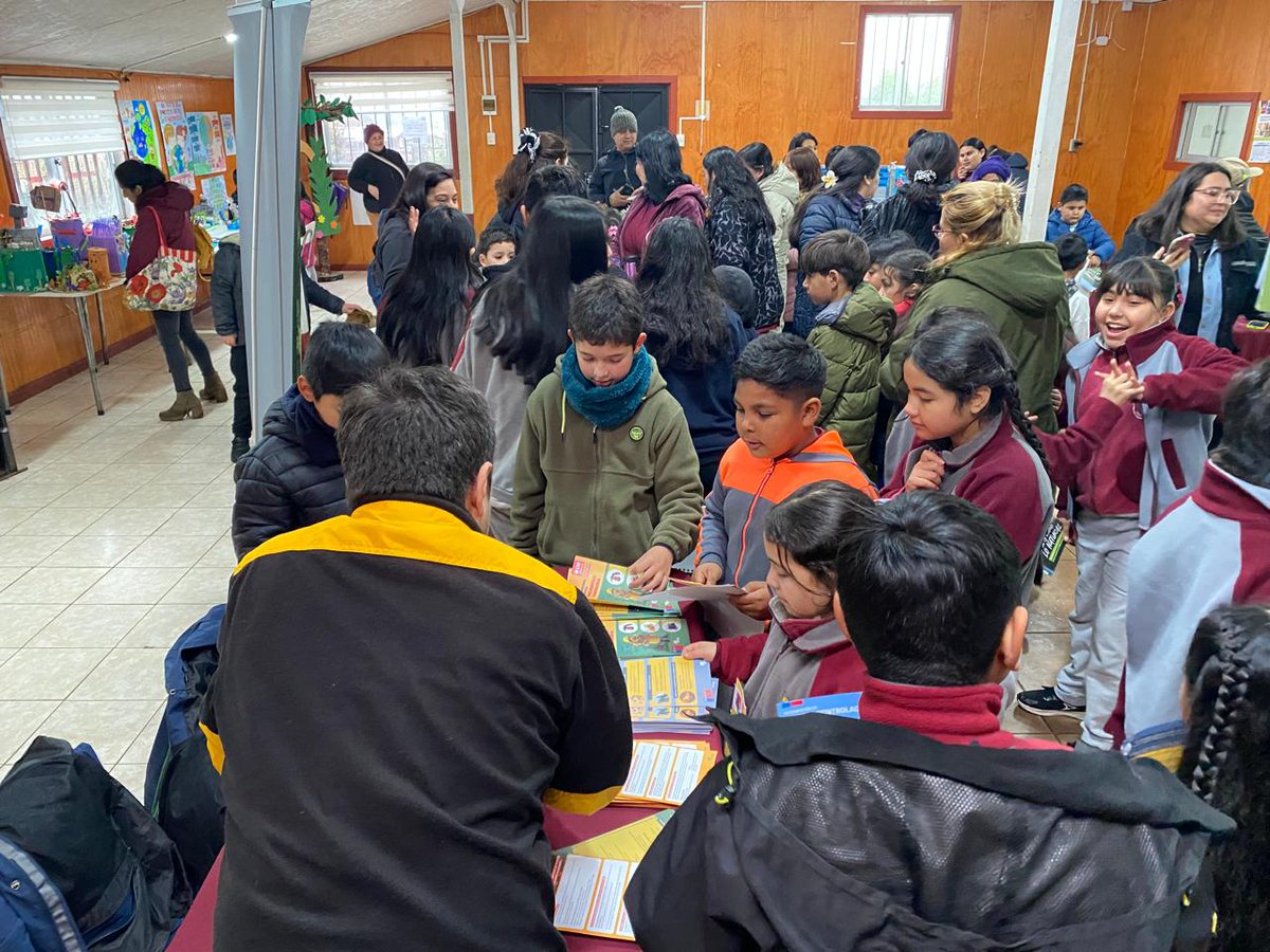 conaf_araucania's tweet photo. 🌎🌿 En el Día Mundial del Medio Ambiente, #CONAF participó junto a estudiantes de Selva Oscura, comuna de #Victoria, promoviendo la educación ambiental y la prevención de incendios forestales.

🔥🌳 Cuidar nuestro entorno es una tarea de todos.

#DíaMundialDelMedioAmbiente https://t.co/SzWeJJAI22