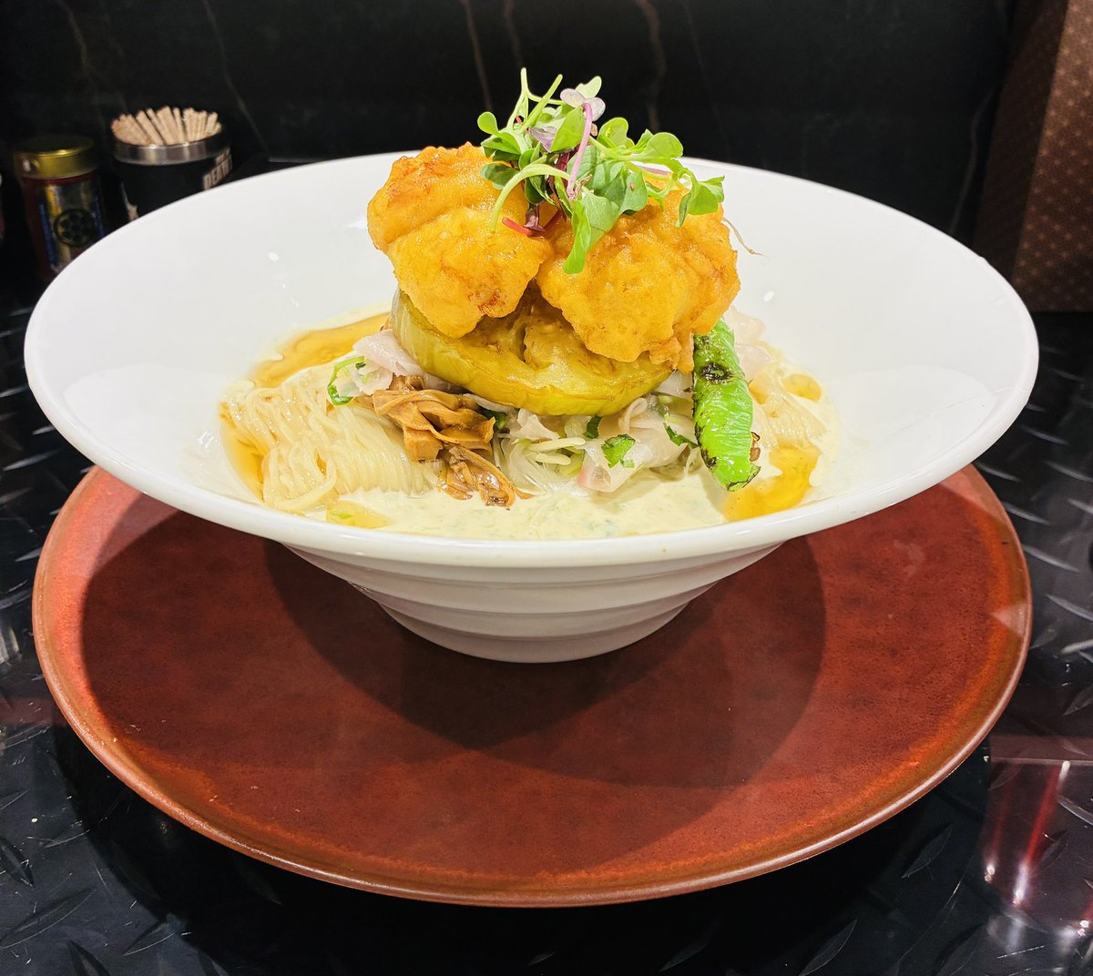 kitchenpapa1's tweet photo. 「ラーメン ❤︎ DIARY by 琉球泡盛」
blog更新しました
ﾆﾕｰﾄｰｷｮｰﾐｸｽﾁｬｰﾇｰﾄﾞﾙ八咫烏CHIKA RABO
３度上のHAMO for J
冷製 鱧と生海苔の利休ラーメン 
https://t.co/VOu8EwX8Pg
#八咫烏 #限定ラーメン #鱧 https://t.co/pyYCW10Ngp