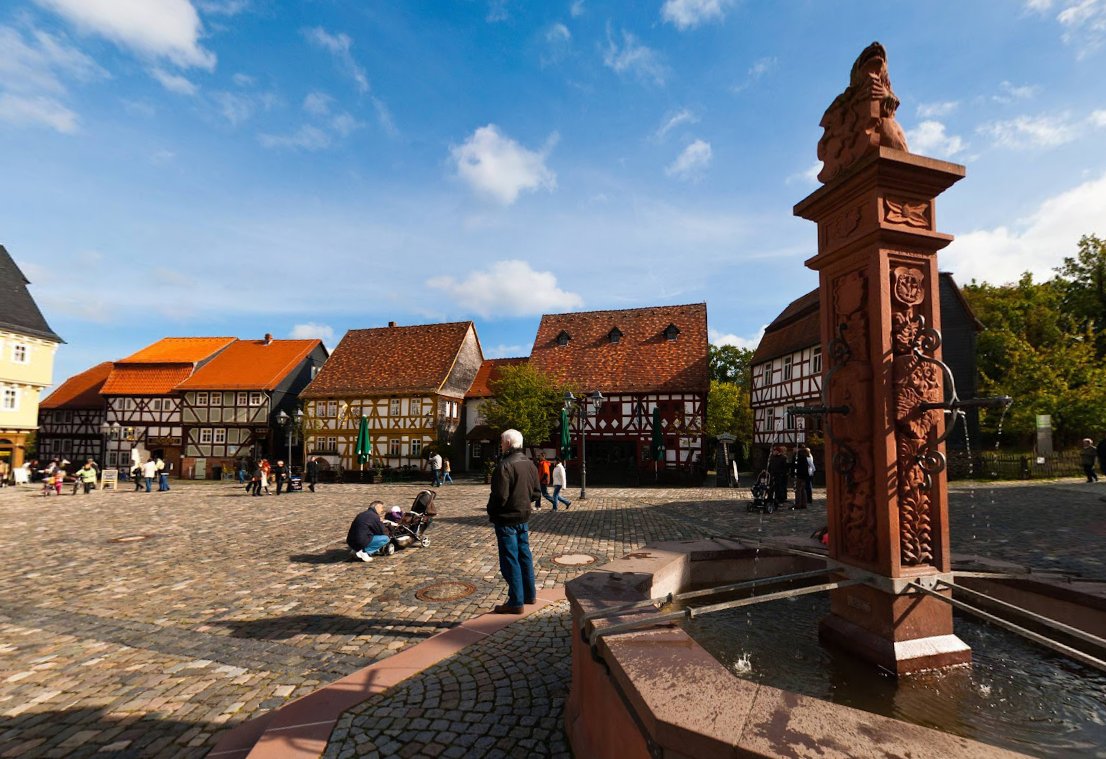 PlaneteZelda's tweet photo. Hessenpark en Allemagne est le lieu où ocarina of Time fut présenté en Europe 

Je suis étonné de la ressemblance des lieux par rapport au version Beta de OOT de la place du marché du château

J'ai d'autres photos ou les maisons sont ... Identiques,  c'est fou 
#zelda https://t.co/LhXADBqEsR