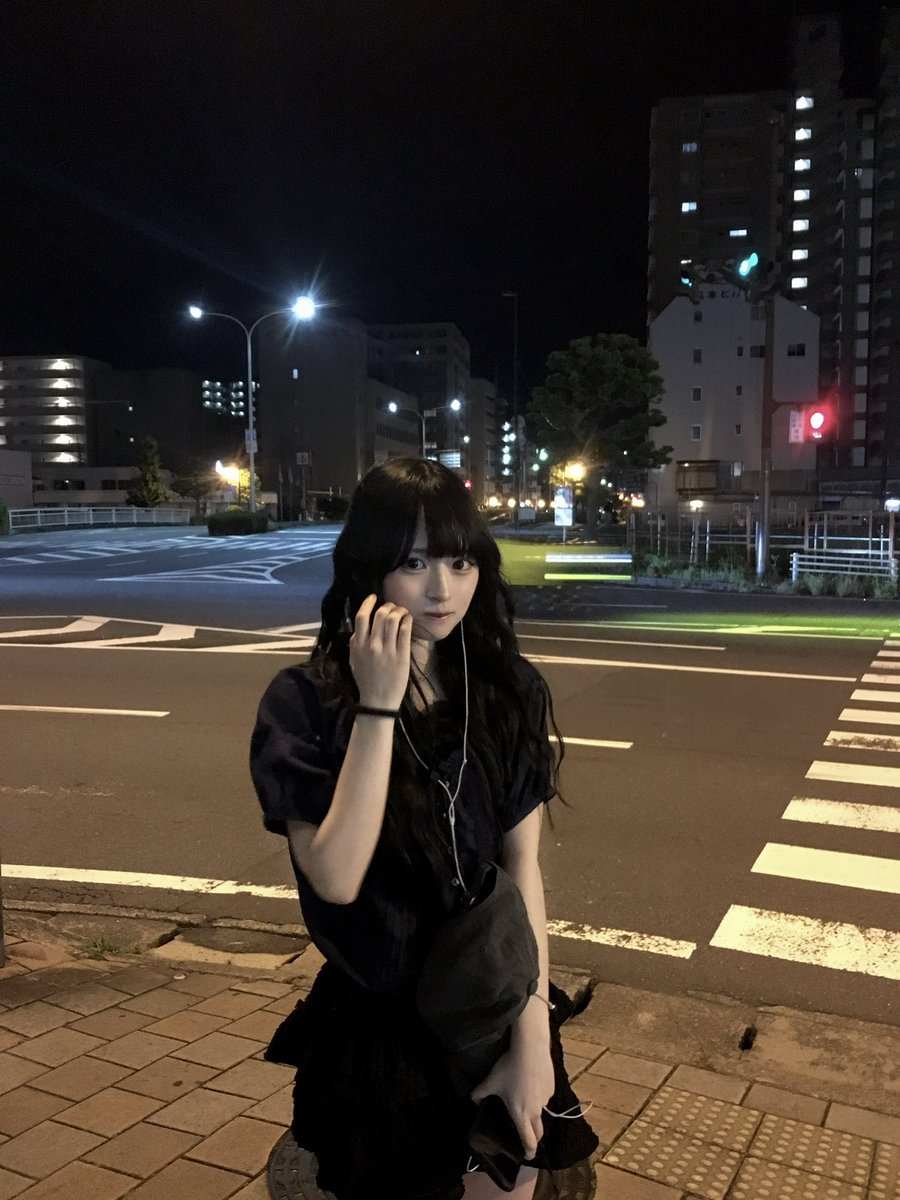 N28536043's tweet photo. 今日好きの今井環希ちゃんみたいな儚い美少女ってマジでエモいよな。しかも夜の街並みと合いすぎてもっとエモくなってる。 https://t.co/lAV23Wrw9e