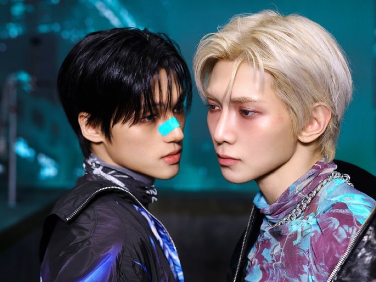 dcbersang's tweet photo. now kiss. https://t.co/6hzyROPjrp