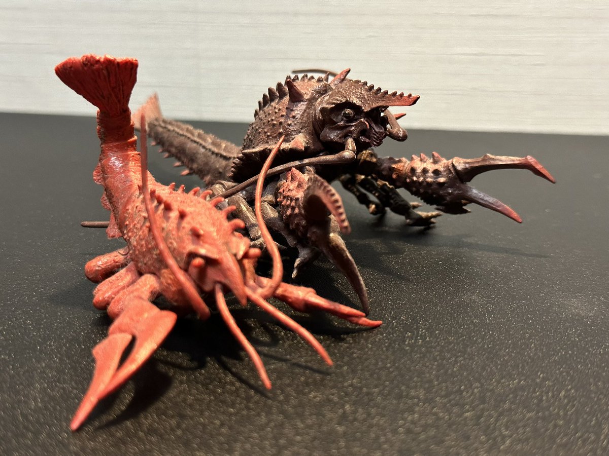 Sumelunga's tweet photo. @agathaumas0925 こちらは究極大怪獣シリーズの食玩のエビラですね…！HGの昭和エビラ(左)と比べるとこんな感じで､サイズは小さいながらもクオリティが高くてお気に入りのフィギュアなんですよね…！☺️✨ https://t.co/3oSpJ0vPd8