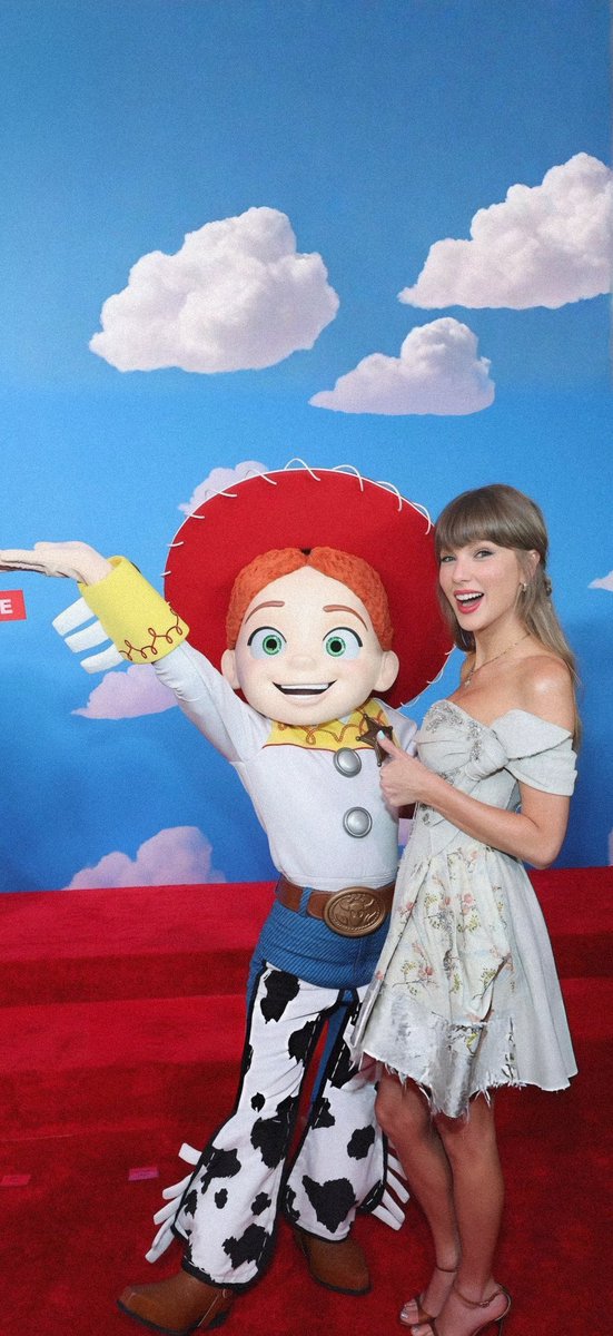 unlockscreen's tweet photo. —  Taylor Swift at Toy Story 5 Premiere | wallpapers ☁️

like &amp; rt if you use it!! /bel https://t.co/KNXxSquaaK