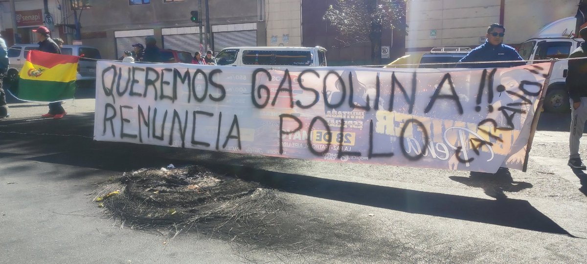 LaRazon_Bolivia's tweet photo. #Ciudades | Un grupo de ciudadanos se movilizó este miércoles en la avenida Montes para exigir la renuncia del presidente Rodrigo Paz, en protesta por la escasez de combustible. Los manifestantes portaron pancartas con consignas como “Queremos gasolina, renuncia, pollo” y cuestionaron la falta de soluciones a la crisis de abastecimiento de carburantes. Advirtieron que, de persistir la situación, podrían asumir nuevas medidas de presión en los próximos días.

#larazóndigital #transporte #rodrigopaz #gasolina #lapaz