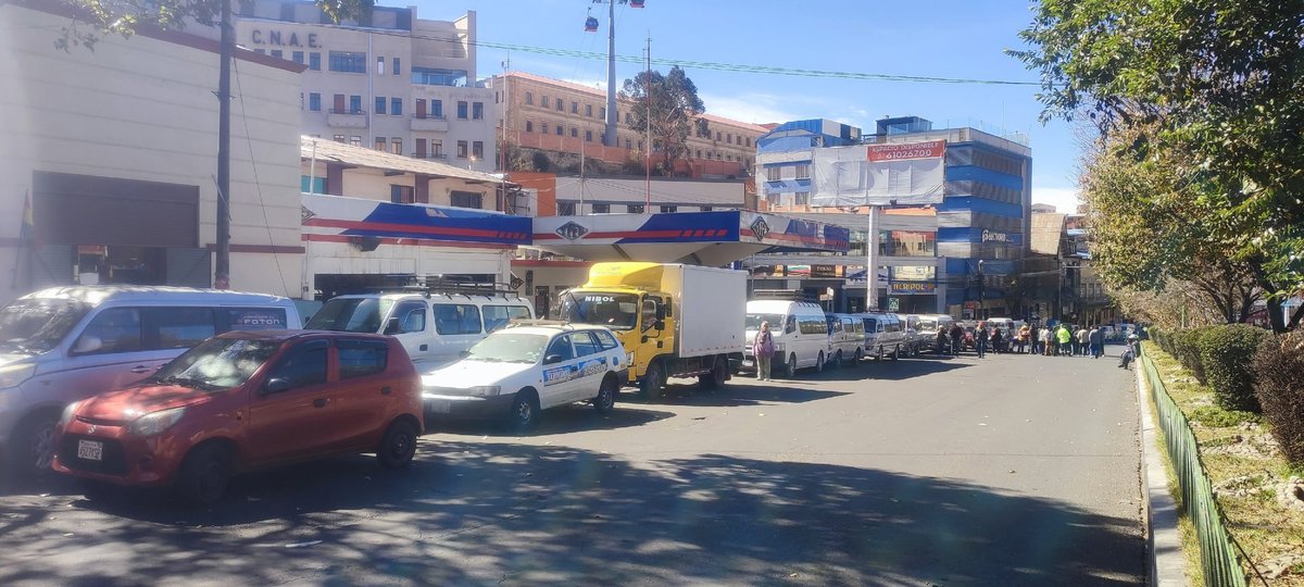 LaRazon_Bolivia's tweet photo. #Ciudades | Un grupo de ciudadanos se movilizó este miércoles en la avenida Montes para exigir la renuncia del presidente Rodrigo Paz, en protesta por la escasez de combustible. Los manifestantes portaron pancartas con consignas como “Queremos gasolina, renuncia, pollo” y cuestionaron la falta de soluciones a la crisis de abastecimiento de carburantes. Advirtieron que, de persistir la situación, podrían asumir nuevas medidas de presión en los próximos días.

#larazóndigital #transporte #rodrigopaz #gasolina #lapaz