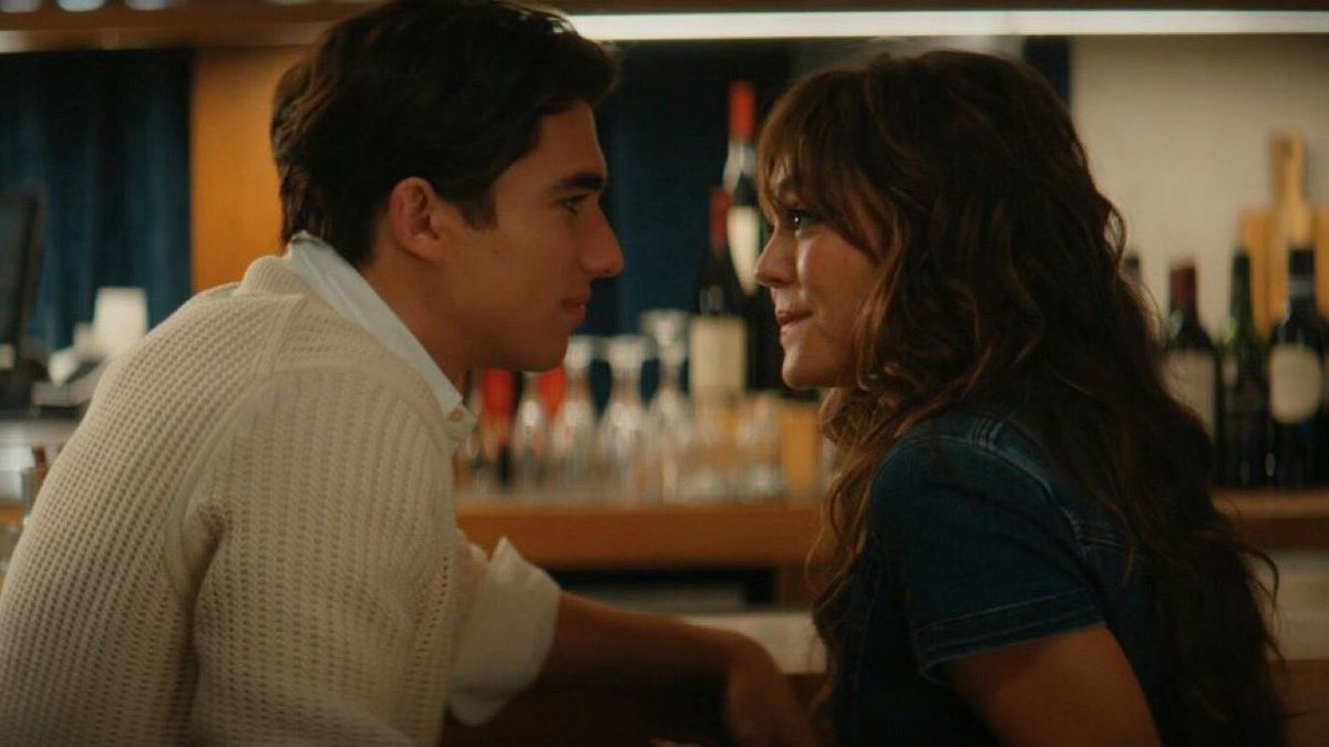 charlieevansbr's tweet photo. 📰 Em entrevista exclusiva à Marie Claire, Charlie contou como foi gravar sua primeira cena com Mika Abdalla: 

O jovem de 22 anos revelou que o agora infame momento foi completamente improvisado.

“Precisávamos estar mais próximos para isso e eu realmente não estava com vontade de me inclinar tão longe, então meio que fizemos isso no momento”, disse Evans à Marie Claire exclusivamente à Austrália. “Parecia certo e parecia ótimo e não interferiu no tiro, então nós apenas o mantivemos.”

Um puxão de cadeira incrivelmente improvisado é tão bom quanto a química entre o casal sentado neles e Evans e Abdalla têm isso em espadas. O ator nascido em Byron-Bay não tem nada além de elogios pelo compromisso de seu parceiro de cena Off Campus com seu ofício.

“Mika é tão engraçada e tão aberta e disposta a experimentar coisas e interpretar uma cena de uma grande maneira diferente. Ela é tão boa em dizer sim e explorar coisas, o que fizemos”, lembra ele.

“Nós meio que passamos por aquela cena instintivamente e isso foi meio que o produto final, foi o que sentimos no momento. Realmente não precisou de muito ajuste, o que foi bom.”

A química entre a dupla também tem os fãs (ainda mais) furiosos para a segunda temporada do programa.