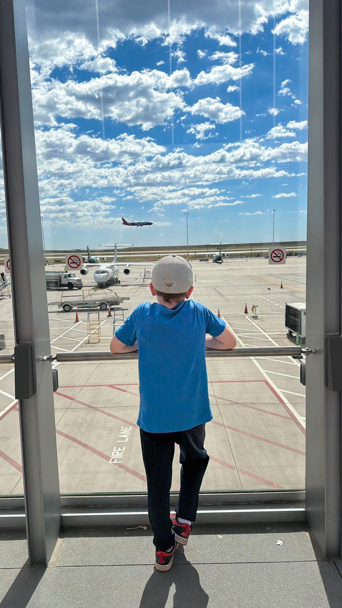 poodletop's tweet photo. Always watching @SouthwestAir from @DENAirport first pic is March 13, 2023. 2nd pic is right now watching flight from STL land. #family #frequentflyer #alistpreferred #companionpass #mybagsstillflyfree #histoo Headed home to #MSY https://t.co/KSkHH9KLfR